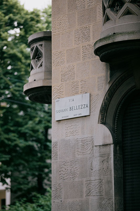 Dr Luis Campos speaking about the dialogue between medicine and art.