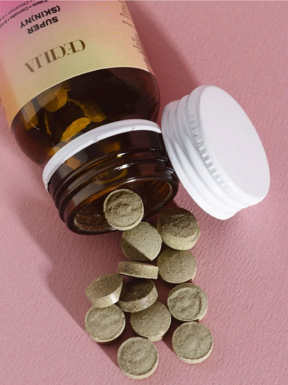 Close-up of Depuravita SuperSkinny tablets showing texture and size, plant-based daily supplement with apple cider vinegar, cinnamon and milk thistle