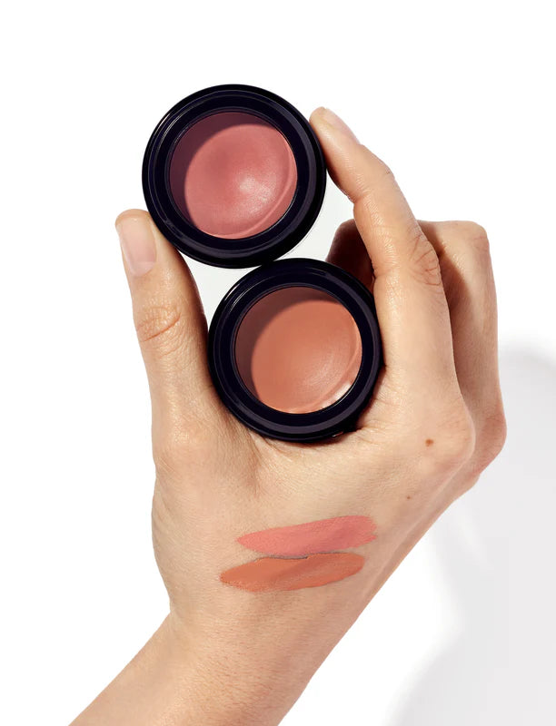 Multifunctional colour balm applied on lips and eyelids by OIO Lab