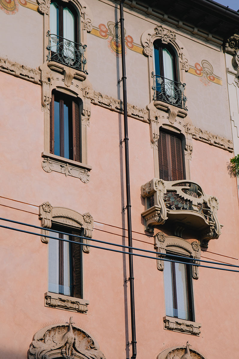 Dr Luis Campos speaking about the dialogue between medicine and art.